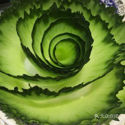 草堂上吃瓜,夏日消暑的悠闲时光