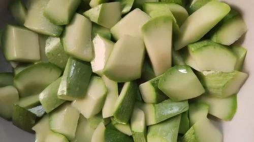 白瓜凉拌怎么吃,白瓜凉拌，简单美味家常菜