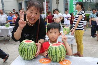 女子在景区吃瓜,女子景区大快朵颐，吃瓜成网红打卡新热点