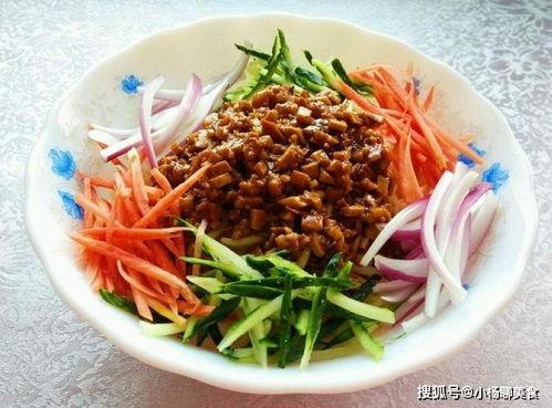 吃炸酱面配瓜,夏日清爽美食新体验
